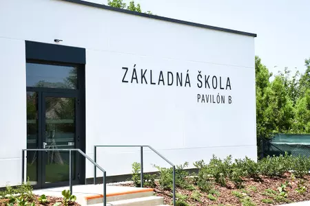 Modularna skola vo Velkom Biely