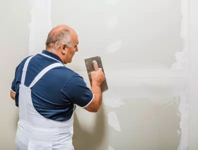 Práca so sadrovými stierkami a omietkami Rimano