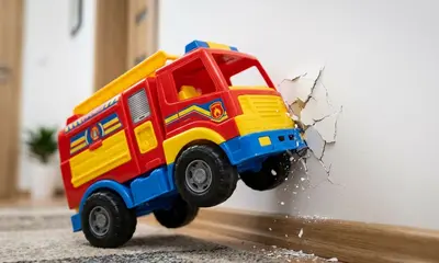 Poskodenie steny pri hrach