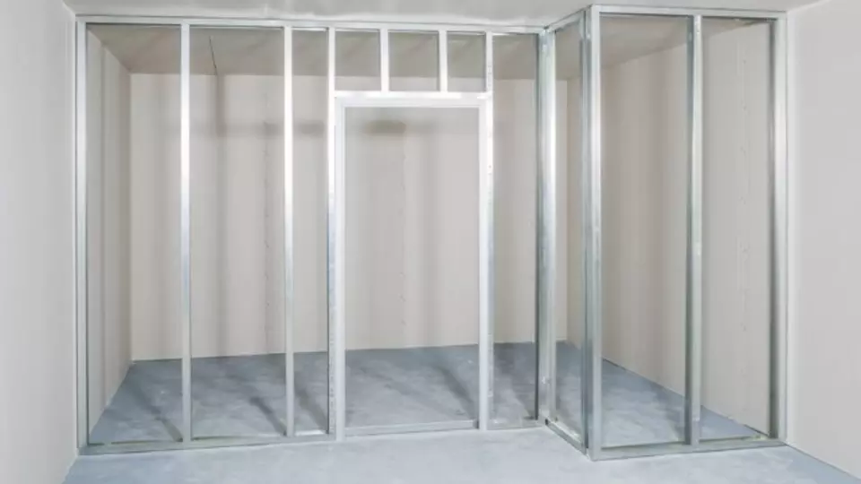 Stavba kovovej konštrukcie pre sadrokartónovú priečku Stavba kovovej konštrukcie pre sadrokartónovú priečku